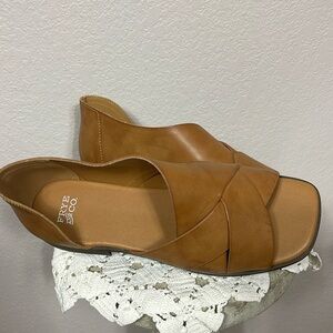 Frye & Co Tulia Leather Cross Over Sandal Open Toe Mule Loafer in Tan